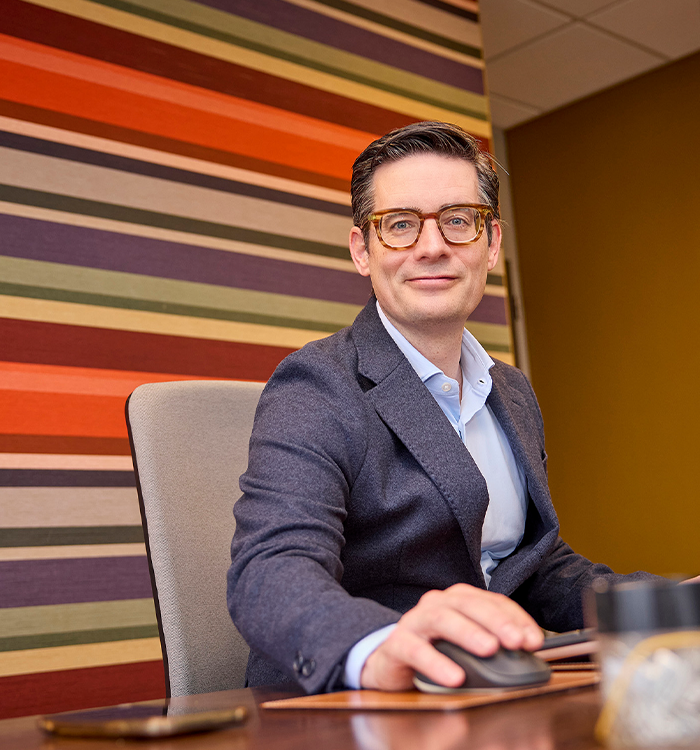 Jan Tops Notaris achter bureau aan het werk