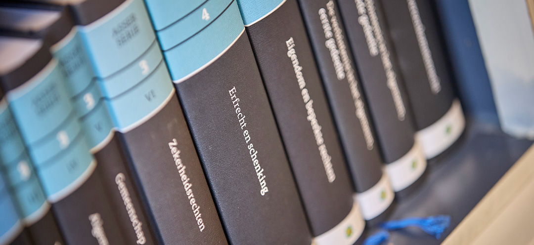 boeken op plank - titel erfrecht en schenking