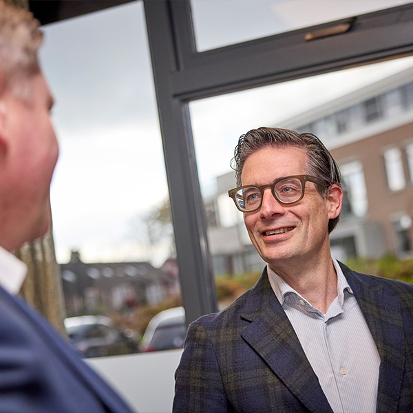 man kijkt naar man