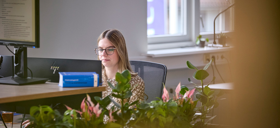 vrouw werkt aan bureau